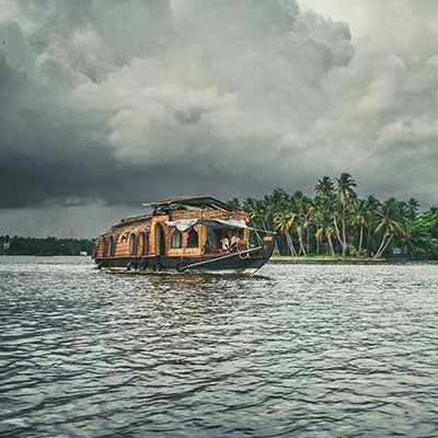 backwater tourist destination in kerala